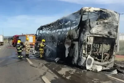 Ônibus com 16 passageiros é destruído pelo fogo na BR-153 sentido a Goiânia