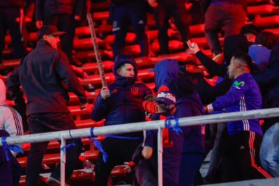 Confusão nas arquibancadas suspende jogo entre Independiente e Universidad de Chile