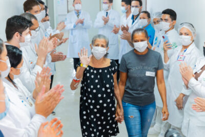 Terceira paciente transplantada de fígado na rede estadual recebe alta hospitalar