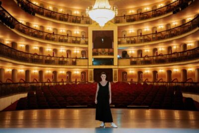 Débora Falabella destaca beleza do Teatro Arthur Azevedo e segue em cartaz com “Prima Facie”