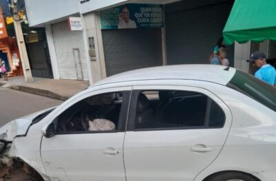 ACIDENTE DE TRÂNSITO É REGISTRADO NO CENTRO DE PINHEIRO; NINGUÉM FICOU FERIDO