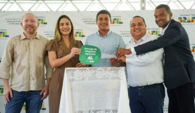 PREFEITO DE PRESIDENTE SARNEY GILSON LIMA RECEBE TRATOR AGRÍCOLA DA SENADORA ANA PAULA LOBATO
