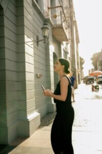 Débora Falabella destaca beleza do Teatro Arthur Azevedo e segue em cartaz com “Prima Facie”