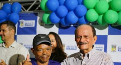 Dr. Julinho entrega registro e títulos de propriedade a famílias no Monte Alegre