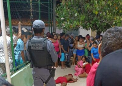 Mãe se desespera ao ver o filho morto na Praça da Família, em São Luís do Maranhão
