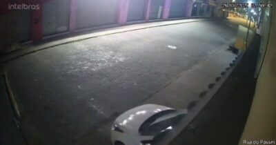 Criminosos usaram um carro para tentar arrombar uma joalheria na Rua do Passeio, no Centro de São Luís, na madrugada desta terça-feira (26). Imagens de câmera de segurança mostram o veículo dando marcha-ré contra o portão do estabelecimento.