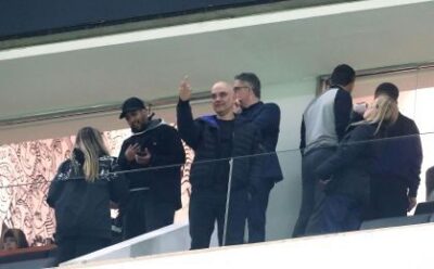 Jornalista que tirou foto de Moraes fazendo gesto obsceno é demitido