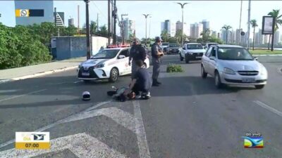 Piloto de moto colide com traseira de caminhão e deixa feridos