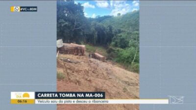 Carreta tomba em ladeira da MA-006 entre Buriticupu e Arame; motorista fica ferido
