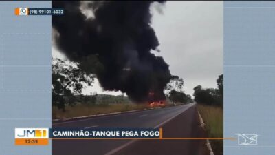 Caminhão-tanque carregado de gasolina pega fogo após sair da pista na BR-316
