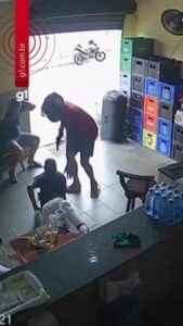 VÍDEO: policial civil de folga mata assaltante durante roubo dentro de bar no Anil, em São Luís