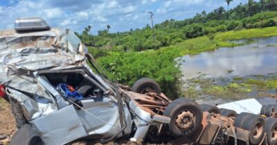 Carreta capota na BR-316, criança morre e indígenas saqueiam carga de madeira