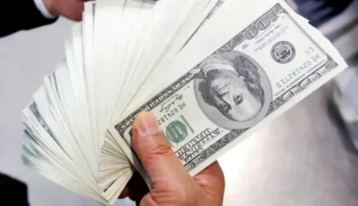 Dólar cai para R$ 5,57 e fecha no menor valor em 8 meses