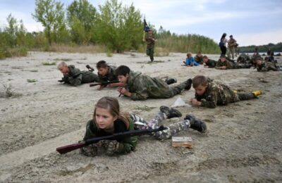Com réplicas de fuzis, crianças russas recebem instrução de guerra de soldados