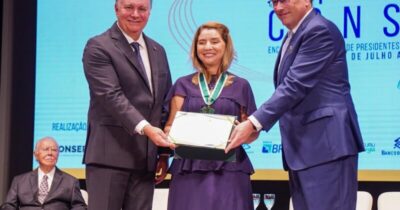 Iracema Vale é homenageada pelo Poder Judiciário com a Medalha de Mérito do Consepre