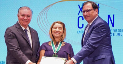 Iracema Vale recebe Medalha do Mérito do Consepre pelo apoio ao Poder Judiciário