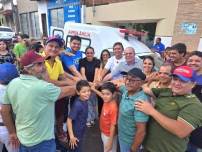 Hildo Rocha e Guilherme Paz entregam nova ambulância para Governador Luiz Rocha