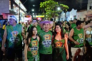 Sucesso total – Milhares de Pessoas saem às ruas de Pinheiro, junto com o prefeito André da RalpNet no bloco os Cara de Pão