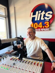 Renald Café estreia programa na Hits FM com foco em jornalismo e entretenimento