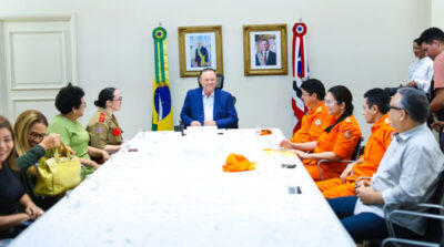 Carlos Brandão recebe Ana Theresa Carvalhal, aluna do colégio militar aprovada para Medicina na USP