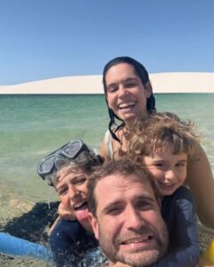 Atriz Maria Flor visita os Lençóis Maranhenses com a família