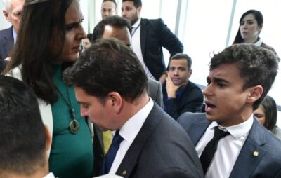 Nikolas Ferreira e Duda Salabert discutem e se empurram antes da sessão da CPMI