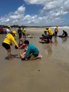 Bombeiros participam de capacitação em salvamento aquático na praia do Olho d’Água
