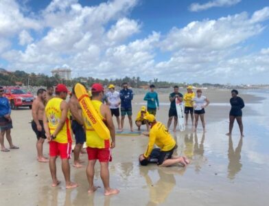 Bombeiros participam de capacitação em salvamento aquático na praia do Olho d’Água