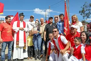 O governador Ibaneis Rocha e a vice Celina Leão participaram da Festa do Divino Espírito Santo que reúne multidão nas ruas de Planaltina DF