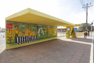 Arte Urbana Transforma Paradas de Ônibus no Pistão Norte