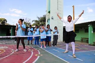 Grupo de teatro leva arte da palhaçaria para escola especial em Brazlândia