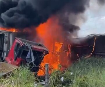 Caminhões pegam fogo após grave acidente na BR-010 em Carolina
