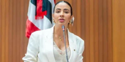 Deputada comparece à sessão, mas evita falar sobre operação da PF