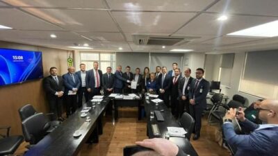 Deputados participam de reunião com FNDE em Brasília para discutir retomada de obras paralisadas