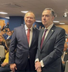 Imagem do dia: Barroso desconfortável com Governador