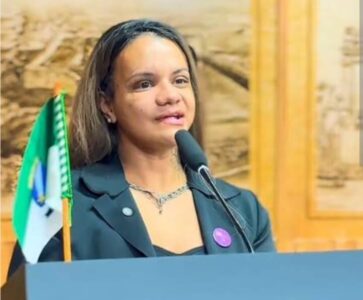 Um mês após agressão, mulher atingida no rosto com 61 socos, recebe Comenda Maria da Penha