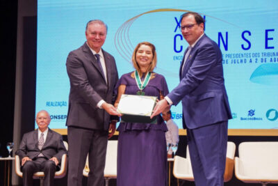 Iracema Vale é homenageada pelo Poder Judiciário com a Medalha de Mérito do Consepre
