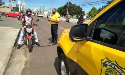Motociclista é flagrado na contramão na Avenida Bernardo Sayão