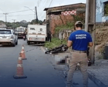 Motociclista morre após colidir em poste