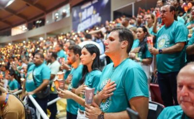 RENOVAÇÃO DE FÉ – Orleans Brandão participa da celebração de Corpus Christi no Castelão