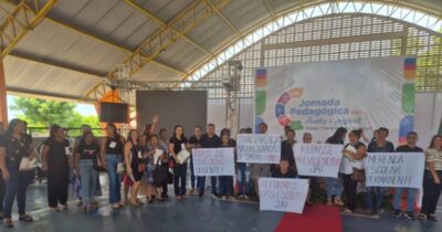 São João Batista: protesto de professores ‘abre’ jornada pedagógica