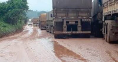 Procissão de carretas está afundando a MA-014 na Baixada Maranhense