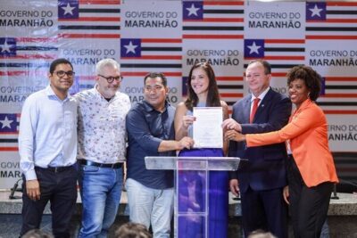 Brandão lança Cartão Transporte Universitário 2023, assina parceria com escola digital e entrega computadores para Centros de Juventude