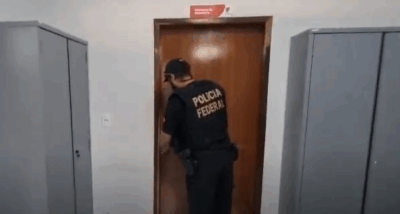 Veja o momento que PF vasculha Prefeitura de Buriti Bravo