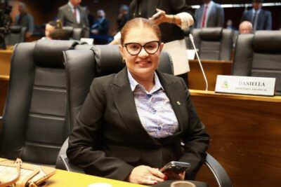 Aprovado projeto de Claudia Coutinho que veda contratação de artistas cujas músicas incentivem violência contra a mulher