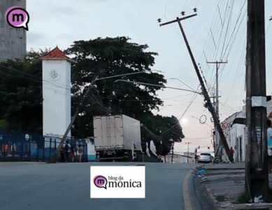 Caminhão do Mercado Livre derruba postes e causa transtornos no centro de São Luís