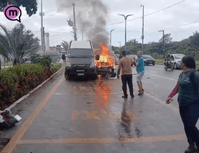 Incêndio atinge veículos após colisão na Avenida dos Franceses, em São Luís
