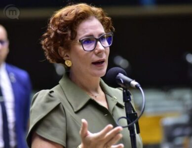 Carla Zambelli Foge do Brasil Após Condenação e Diz a Aliados que Não Voltará
