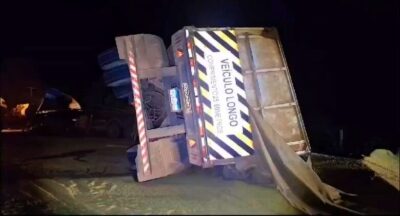 Carretas batem de frente ao desviar de menor que fazia grau na BR 330, dois carreteiros morrem carbonizados