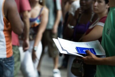 Brasil abre 129,8 mil postos formais de trabalho em julho